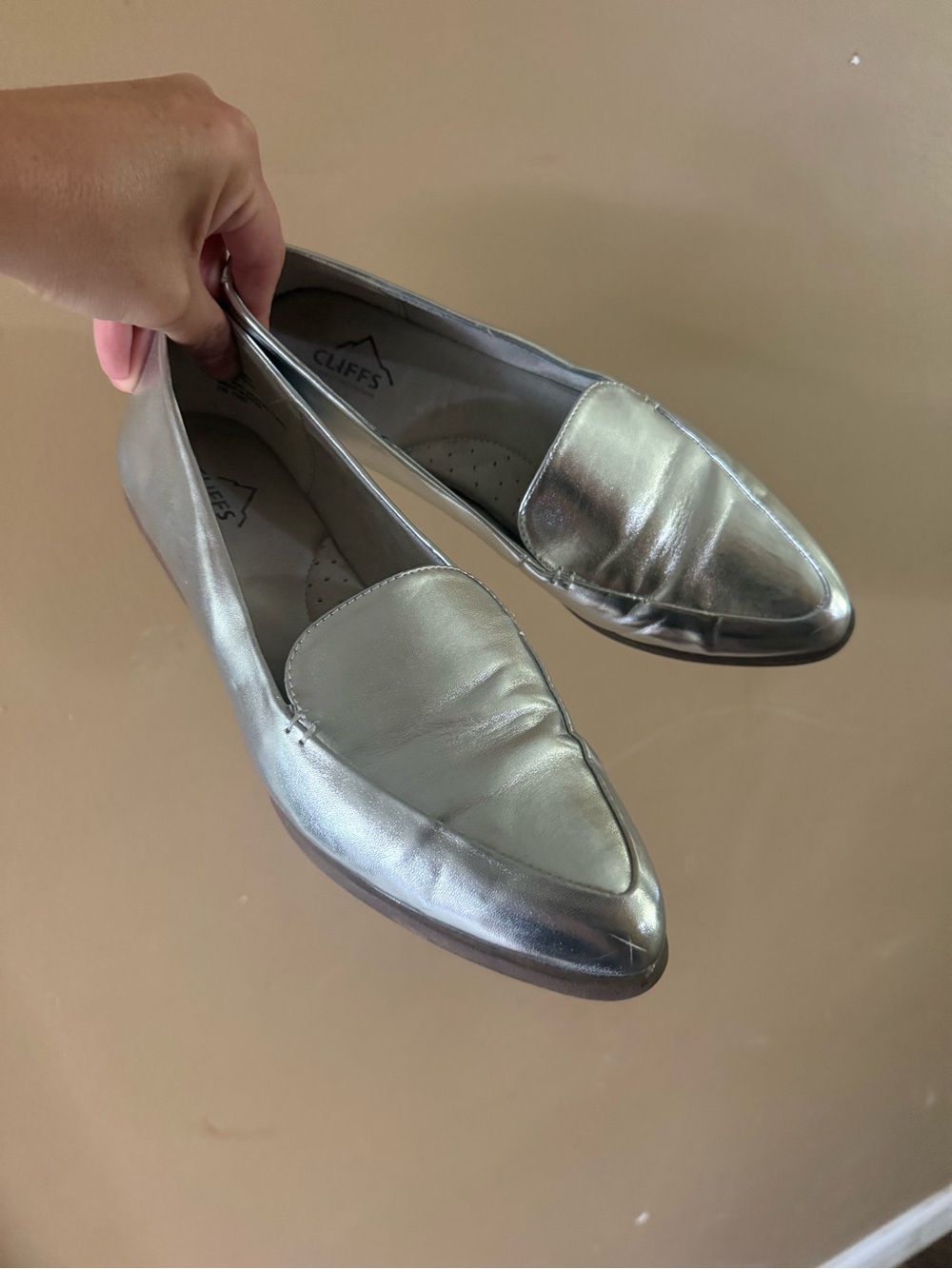 Cliffs by White Mountain Metallic Silver Leather Slip-On Loafers size 8.5